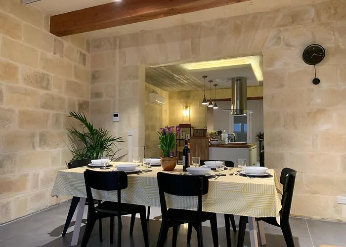 Heritage Living With Spectacular Views דירה *