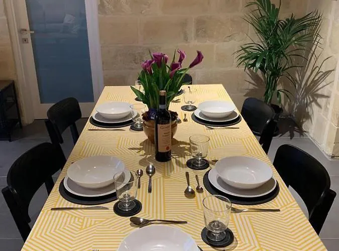Heritage Living With Spectacular Views דירה